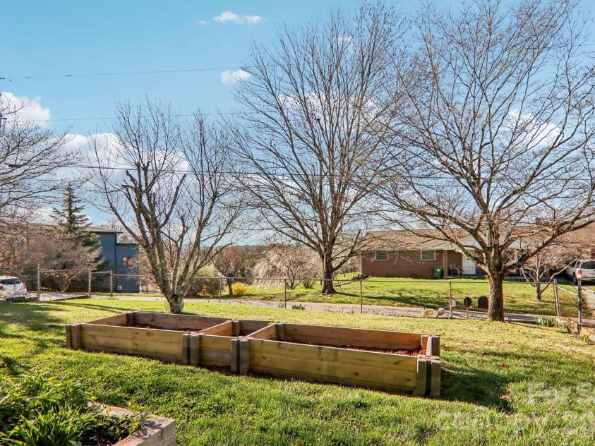 11 Huffman Road, Asheville, NC 28806.  MLS# CAR4355865, YatesRealty ID 4929. 
