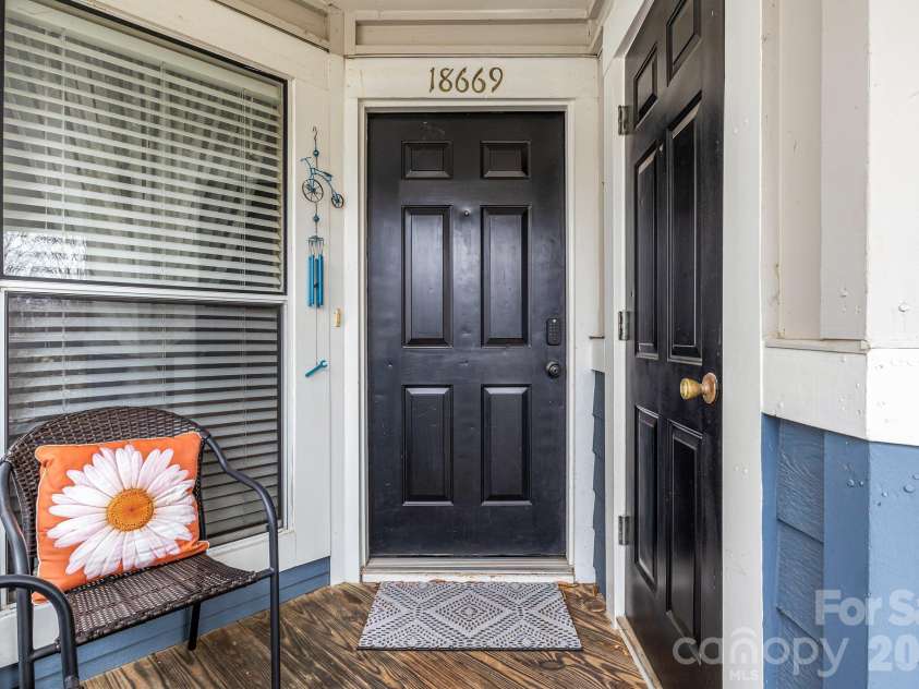 18669 Vineyard Point Lane, Cornelius, NC 28031.  MLS# CAR4419919, YatesRealty ID 49290. 