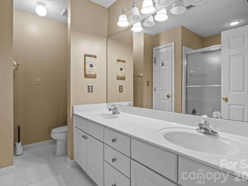 18669 Vineyard Point Lane, Cornelius, NC 28031.  MLS# CAR4419919, YatesRealty ID 49290. 
