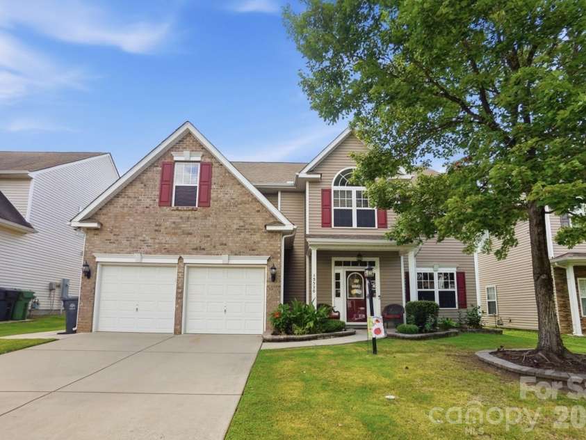 15320 Edgewater Forest Lane, Charlotte, NC 28278.  MLS# CAR4399243, YatesRealty ID 49294. 