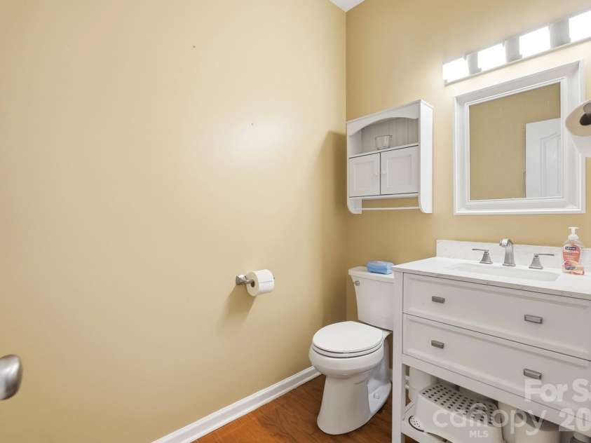 15320 Edgewater Forest Lane, Charlotte, NC 28278.  MLS# CAR4399243, YatesRealty ID 49294. 