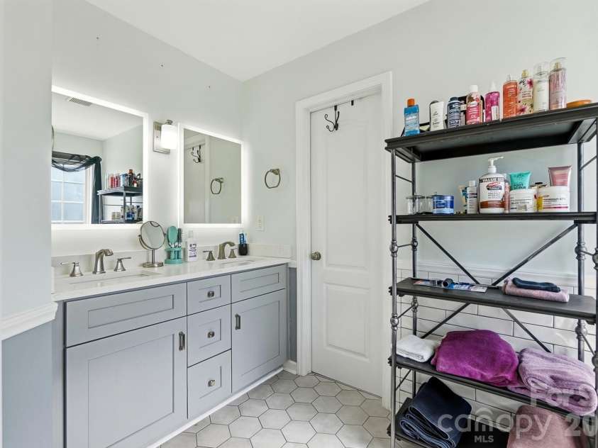 15320 Edgewater Forest Lane, Charlotte, NC 28278.  MLS# CAR4399243, YatesRealty ID 49294. 