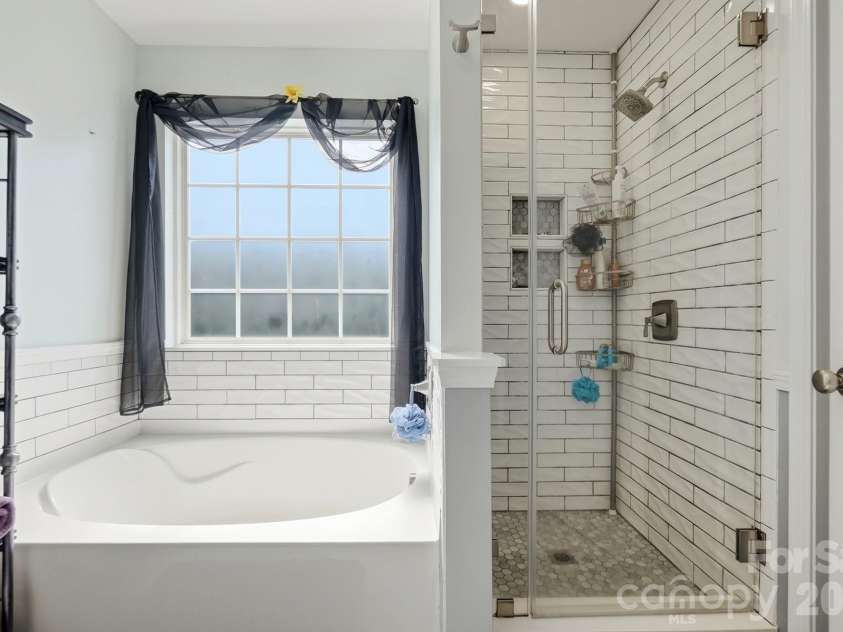15320 Edgewater Forest Lane, Charlotte, NC 28278.  MLS# CAR4399243, YatesRealty ID 49294. 