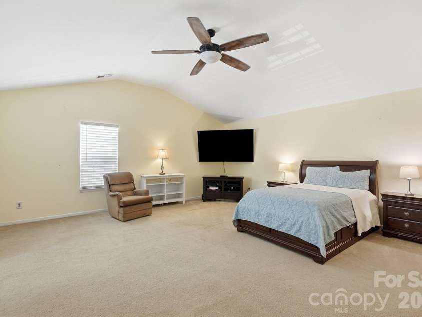 15320 Edgewater Forest Lane, Charlotte, NC 28278.  MLS# CAR4399243, YatesRealty ID 49294. 