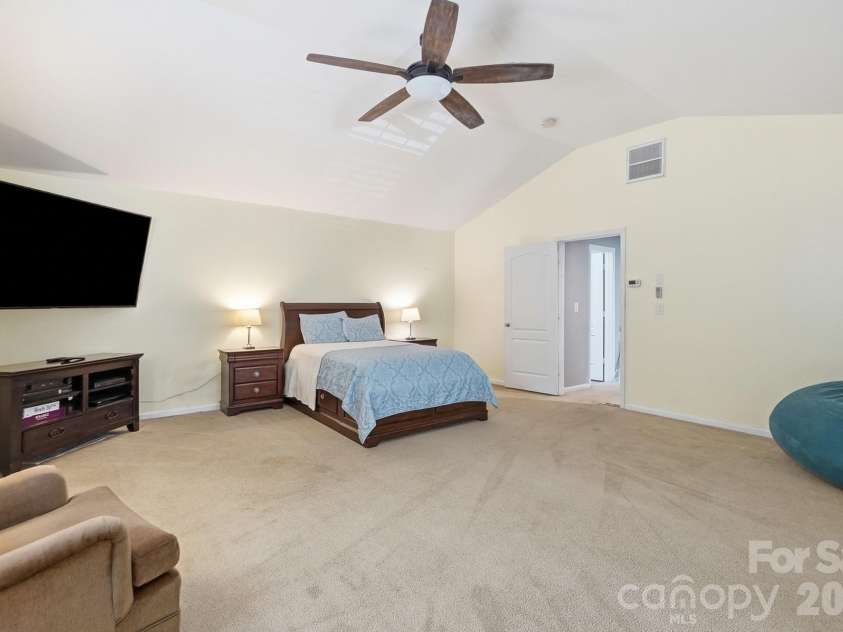 15320 Edgewater Forest Lane, Charlotte, NC 28278.  MLS# CAR4399243, YatesRealty ID 49294. 