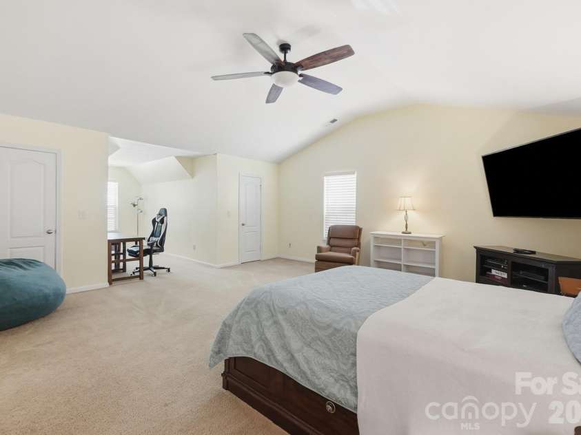 15320 Edgewater Forest Lane, Charlotte, NC 28278.  MLS# CAR4399243, YatesRealty ID 49294. 