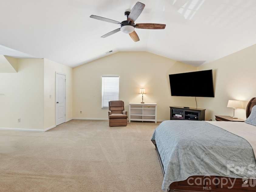 15320 Edgewater Forest Lane, Charlotte, NC 28278.  MLS# CAR4399243, YatesRealty ID 49294. 
