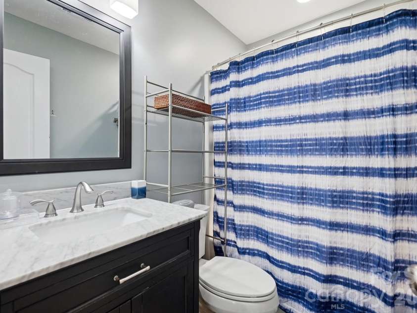 15320 Edgewater Forest Lane, Charlotte, NC 28278.  MLS# CAR4399243, YatesRealty ID 49294. 
