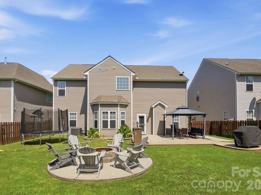 15320 Edgewater Forest Lane, Charlotte, NC 28278.  MLS# CAR4399243, YatesRealty ID 49294. 