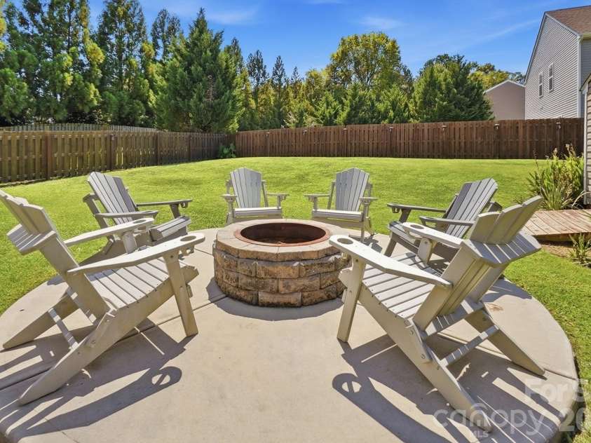 15320 Edgewater Forest Lane, Charlotte, NC 28278.  MLS# CAR4399243, YatesRealty ID 49294. 