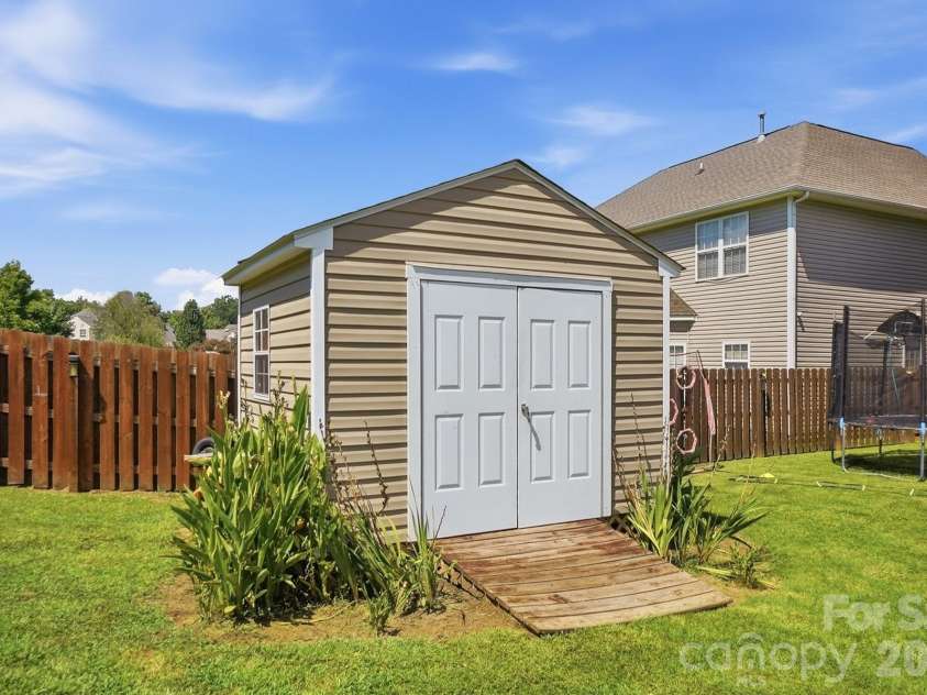 15320 Edgewater Forest Lane, Charlotte, NC 28278.  MLS# CAR4399243, YatesRealty ID 49294. 