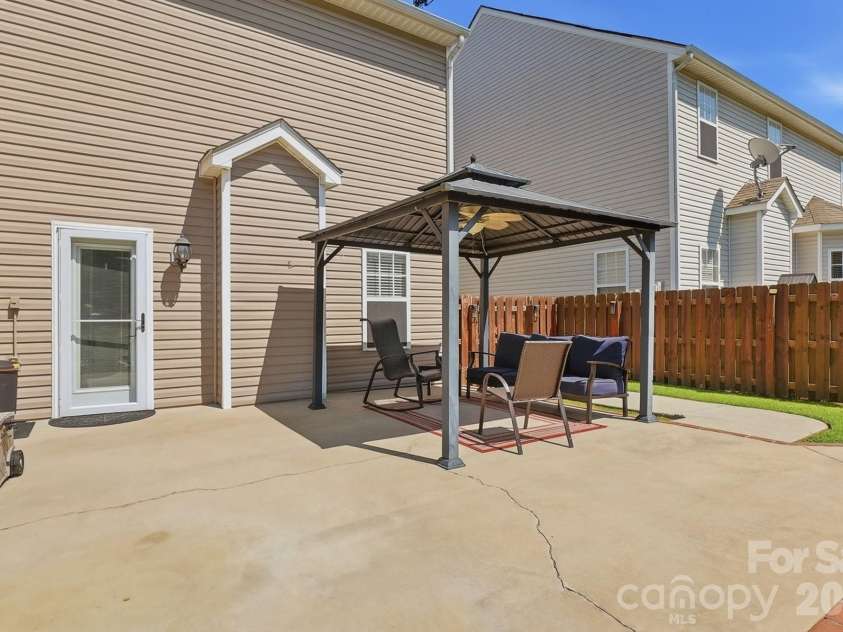 15320 Edgewater Forest Lane, Charlotte, NC 28278.  MLS# CAR4399243, YatesRealty ID 49294. 