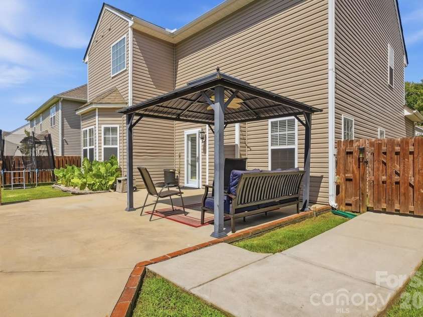 15320 Edgewater Forest Lane, Charlotte, NC 28278.  MLS# CAR4399243, YatesRealty ID 49294. 