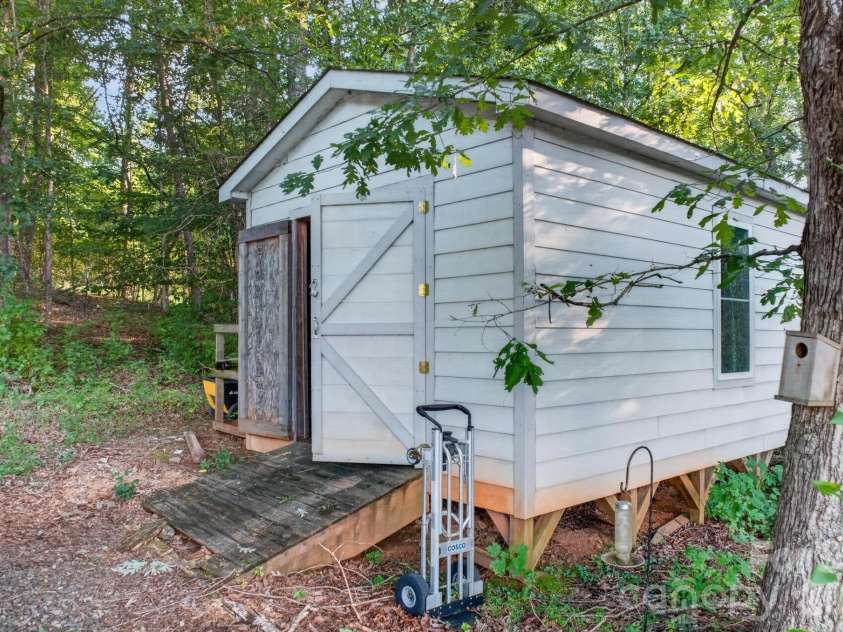 2437 Rosedale Drive, Lenoir, NC 28630.  MLS# CAR4420476, YatesRealty ID 49295. 