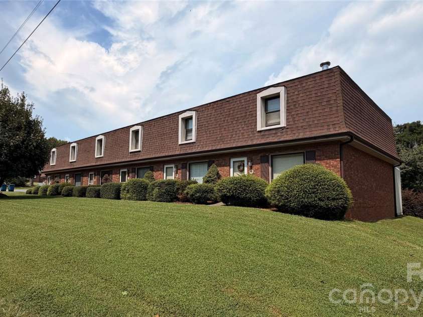 103 Crestlane Drive, Morganton, NC 28655.  MLS# CAR4422193, YatesRealty ID 49297. 
