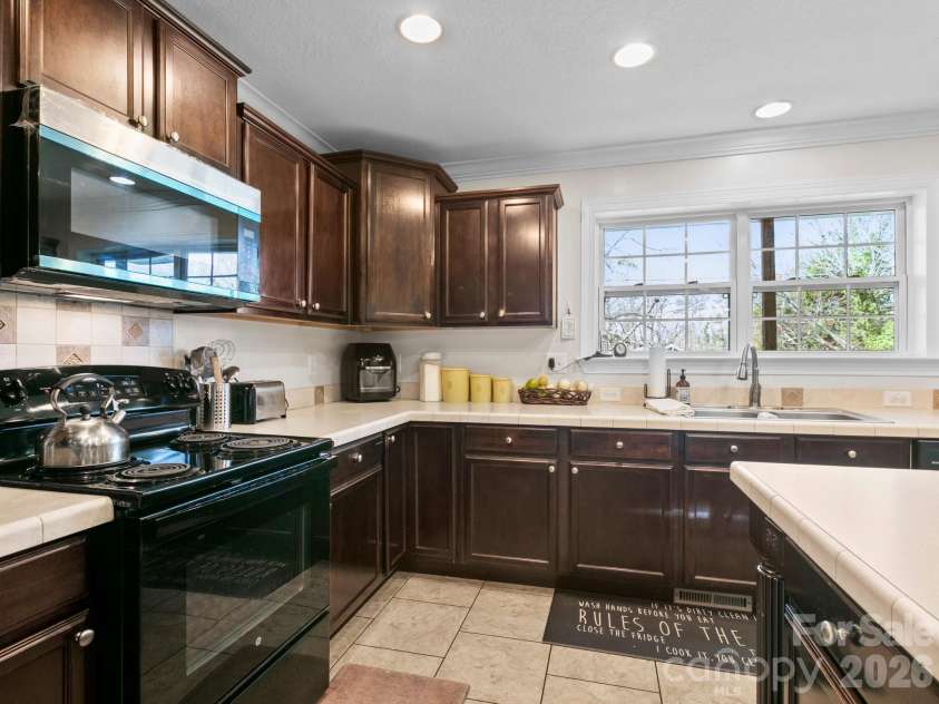 28 Chapel Park Road, Asheville, NC 28803.  MLS# CAR4417215, YatesRealty ID 49302. 