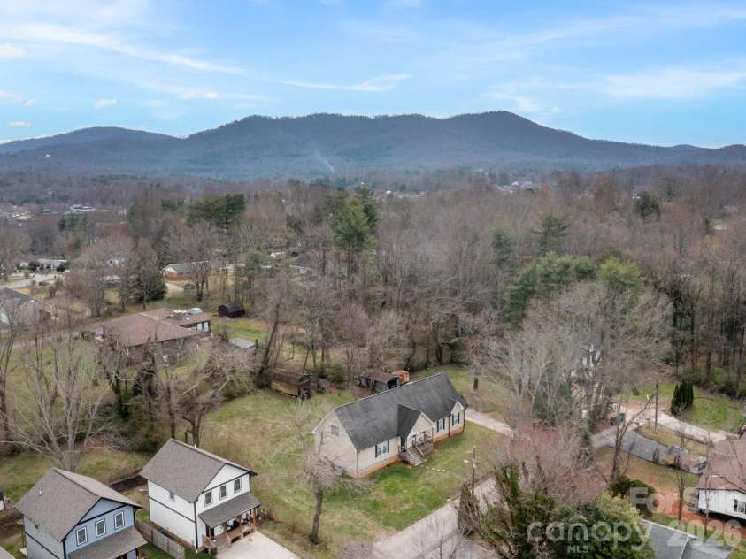 28 Chapel Park Road, Asheville, NC 28803.  MLS# CAR4417215, YatesRealty ID 49302. 