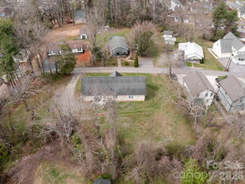 28 Chapel Park Road, Asheville, NC 28803.  MLS# CAR4417215, YatesRealty ID 49302. 