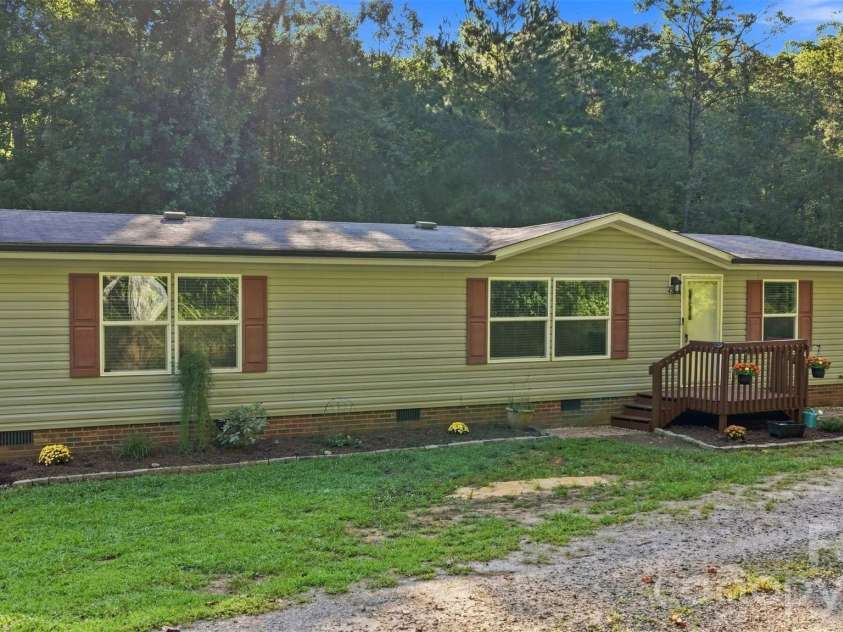 4782 29th Street Drive, Hickory, NC 28601.  MLS# CAR4415429, YatesRealty ID 49304. 
