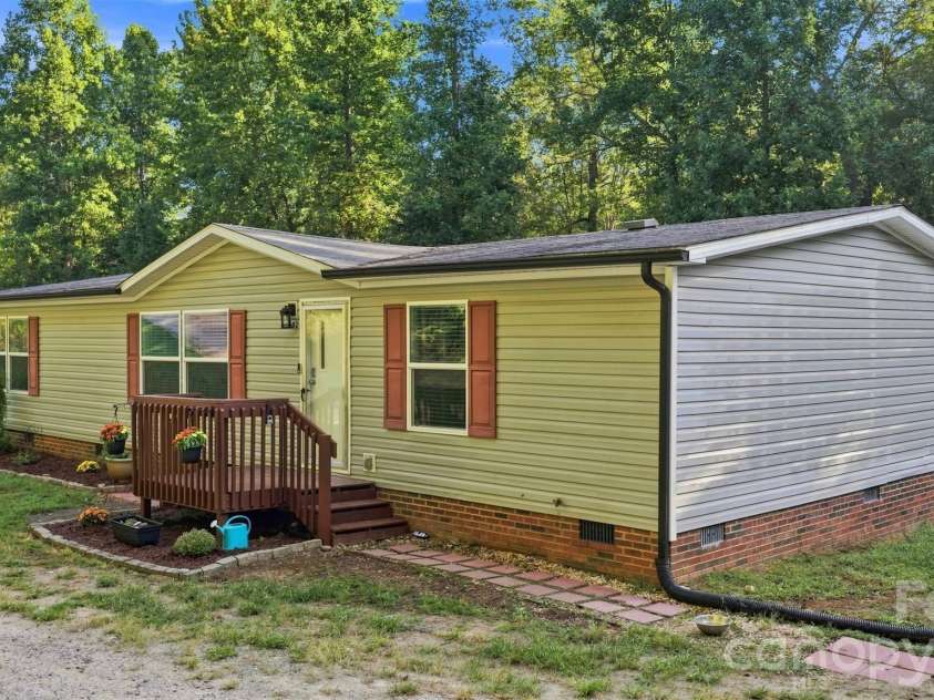 4782 29th Street Drive, Hickory, NC 28601.  MLS# CAR4415429, YatesRealty ID 49304. 