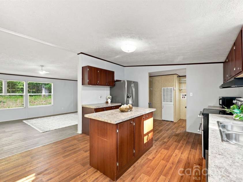 4782 29th Street Drive, Hickory, NC 28601.  MLS# CAR4415429, YatesRealty ID 49304. 