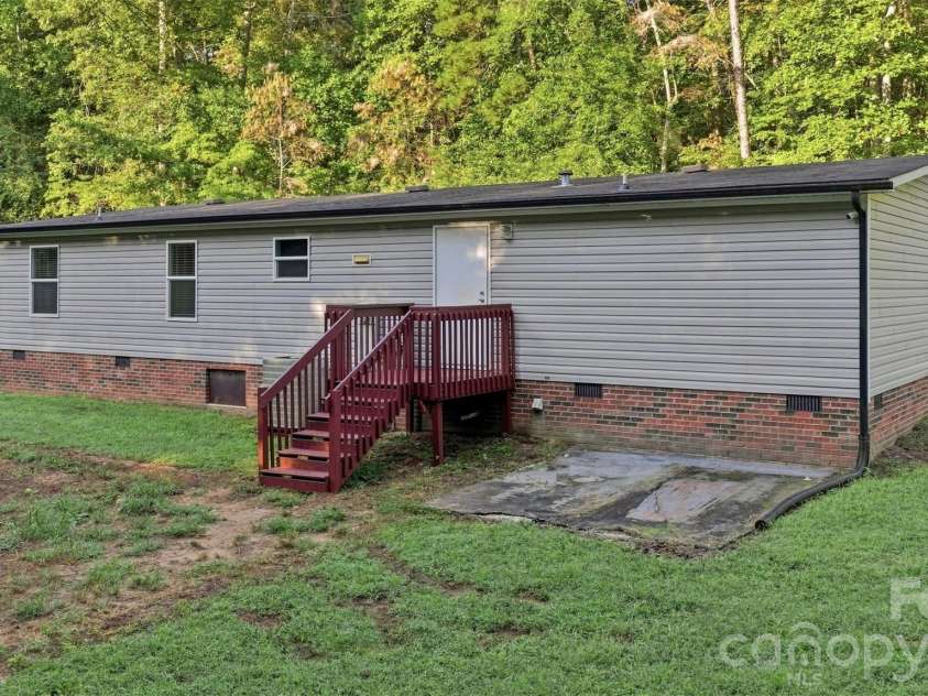4782 29th Street Drive, Hickory, NC 28601.  MLS# CAR4415429, YatesRealty ID 49304. 