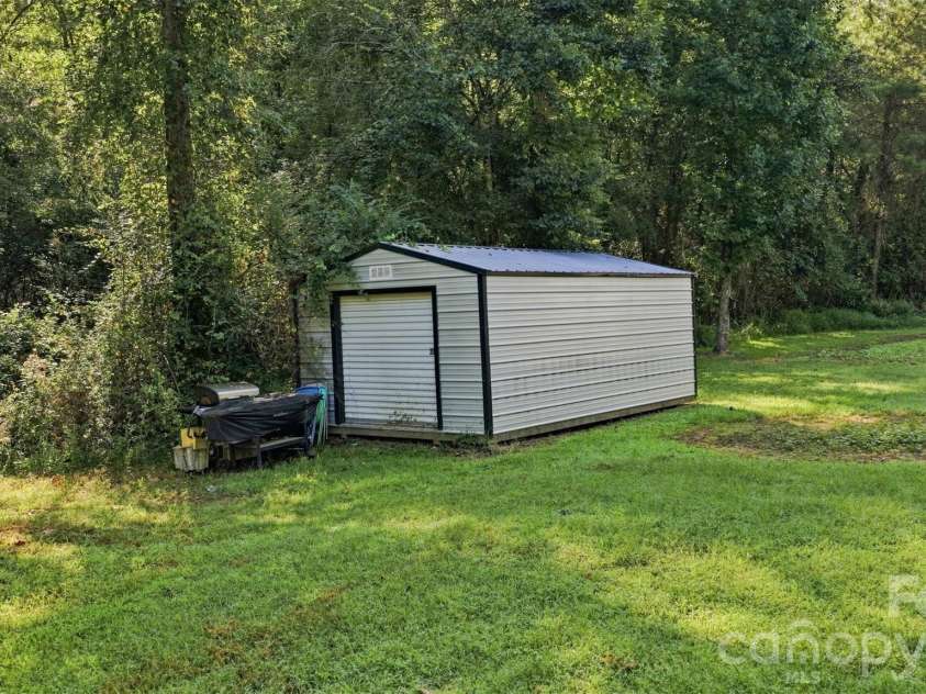 4782 29th Street Drive, Hickory, NC 28601.  MLS# CAR4415429, YatesRealty ID 49304. 