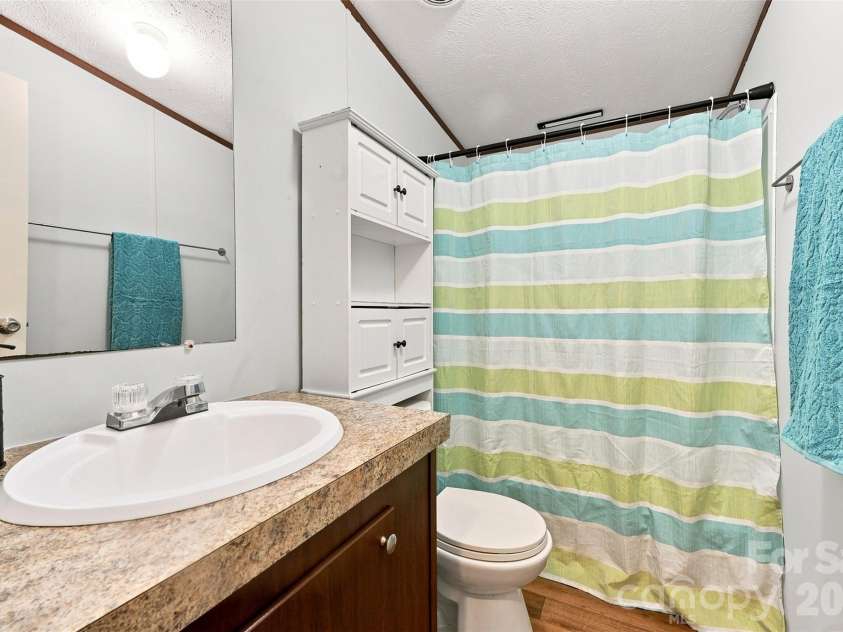 4782 29th Street Drive, Hickory, NC 28601.  MLS# CAR4415429, YatesRealty ID 49304. Guest Bathroom