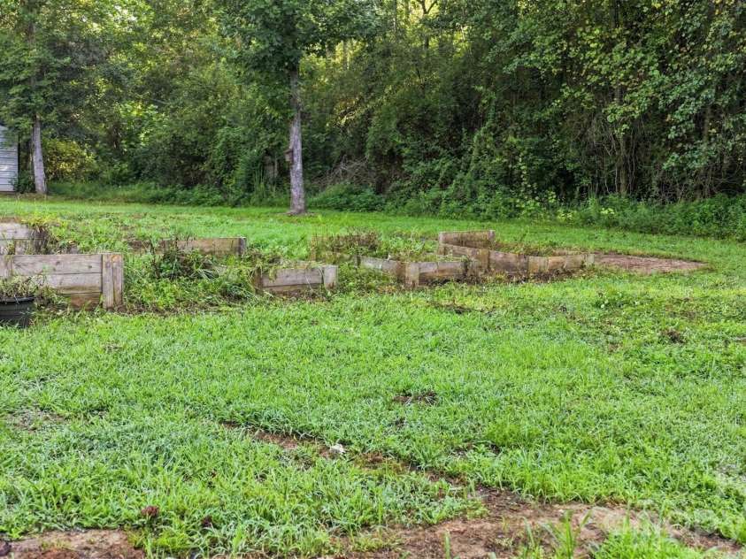 4782 29th Street Drive, Hickory, NC 28601.  MLS# CAR4415429, YatesRealty ID 49304. Raised Beds in Backyard