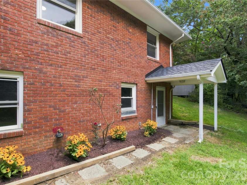37 Guffey Mountain Road, Fairview, NC 28730.  MLS# CAR4422239, YatesRealty ID 49305. 