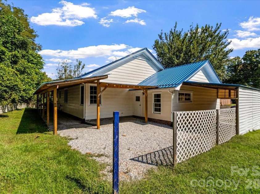 422 Altapass Highway, Spruce Pine, NC 28777.  MLS# CAR4422075, YatesRealty ID 49306. 