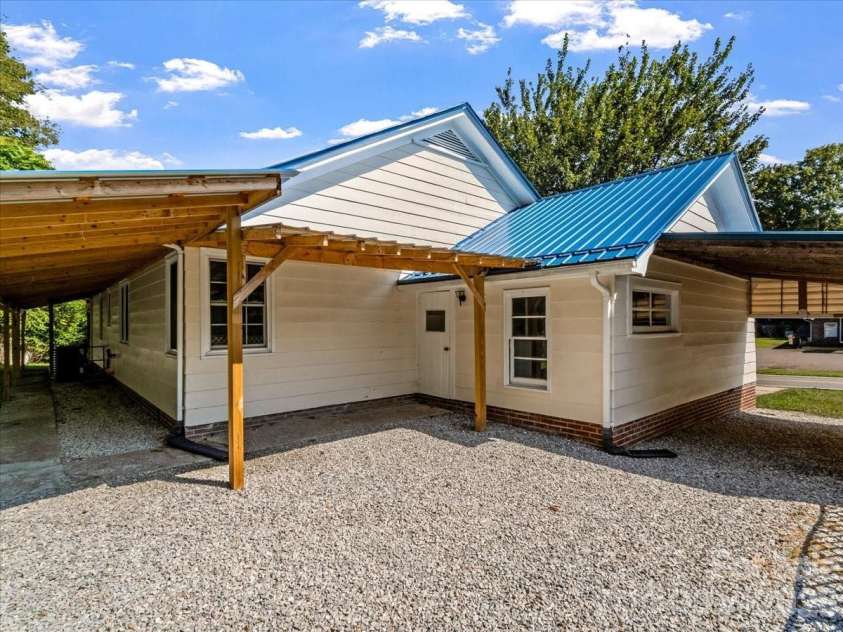 422 Altapass Highway, Spruce Pine, NC 28777.  MLS# CAR4422075, YatesRealty ID 49306. 