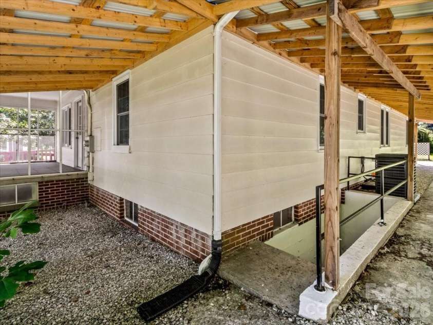 422 Altapass Highway, Spruce Pine, NC 28777.  MLS# CAR4422075, YatesRealty ID 49306. 