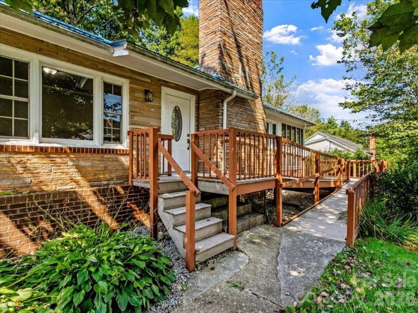 422 Altapass Highway, Spruce Pine, NC 28777.  MLS# CAR4422075, YatesRealty ID 49306. 