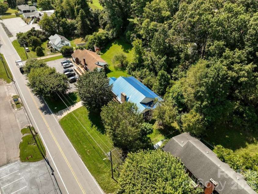 422 Altapass Highway, Spruce Pine, NC 28777.  MLS# CAR4422075, YatesRealty ID 49306. 