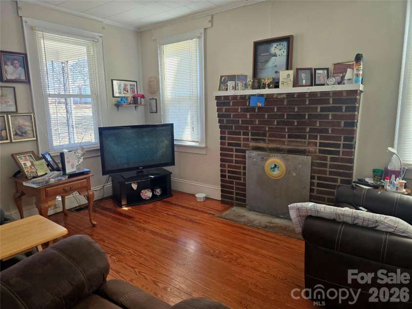 75 40th Street, Hickory, NC 28601.  MLS# CAR4346808, YatesRealty ID 4931. 