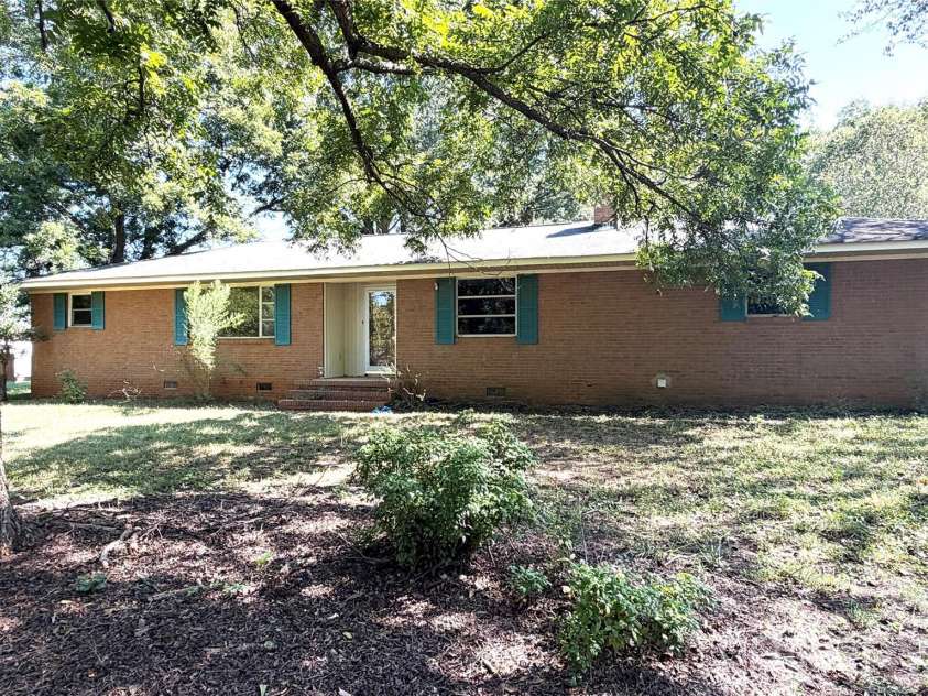 1515 Pleasant Plains Road, Matthews, NC 28105.  MLS# CAR4421977, YatesRealty ID 49310. 