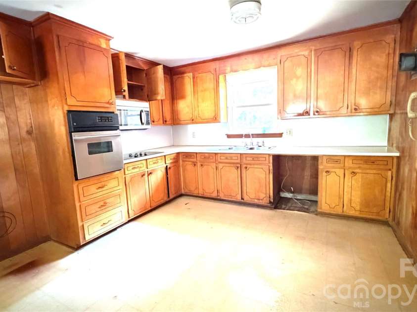 1515 Pleasant Plains Road, Matthews, NC 28105.  MLS# CAR4421977, YatesRealty ID 49310. 