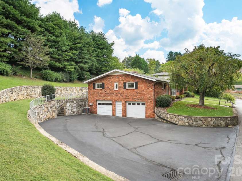 62 Haywood Drive, Canton, NC 28716.  MLS# CAR4410341, YatesRealty ID 49311. 