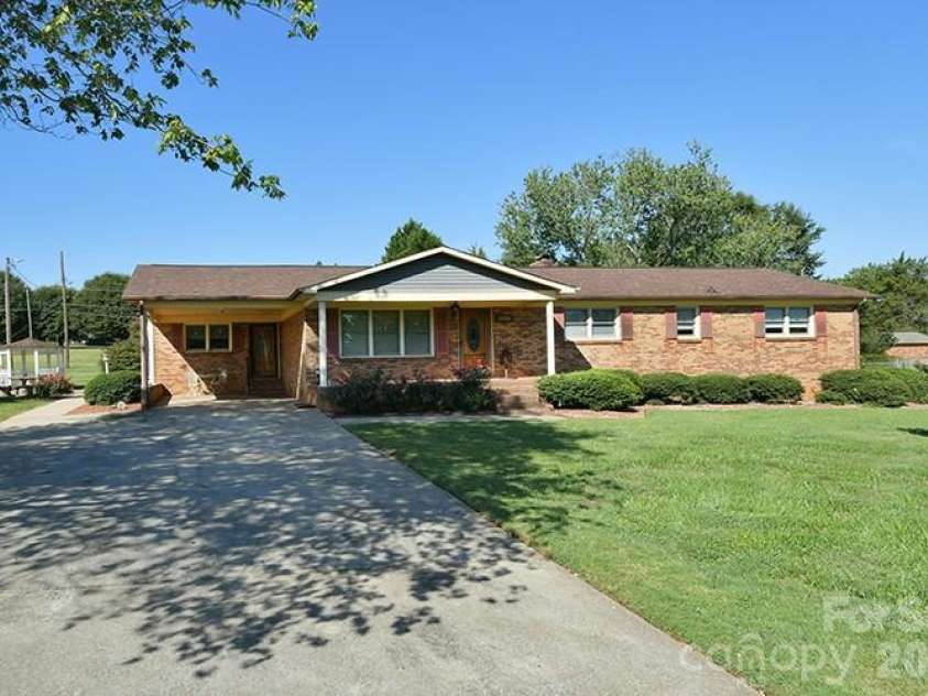 2525 Teague Street, Lincolnton, NC 28092.  MLS# CAR4420903, YatesRealty ID 49312. 