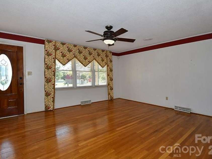 2525 Teague Street, Lincolnton, NC 28092.  MLS# CAR4420903, YatesRealty ID 49312. 
