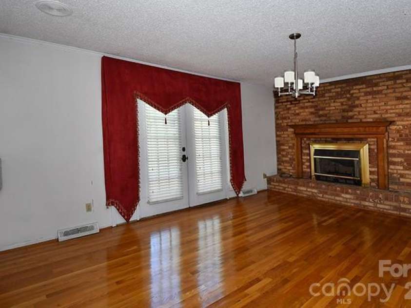 2525 Teague Street, Lincolnton, NC 28092.  MLS# CAR4420903, YatesRealty ID 49312. 