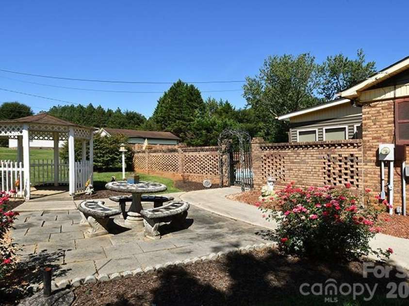 2525 Teague Street, Lincolnton, NC 28092.  MLS# CAR4420903, YatesRealty ID 49312. 