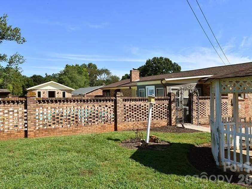 2525 Teague Street, Lincolnton, NC 28092.  MLS# CAR4420903, YatesRealty ID 49312. 