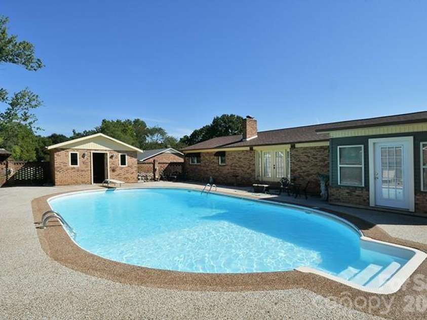 2525 Teague Street, Lincolnton, NC 28092.  MLS# CAR4420903, YatesRealty ID 49312. 