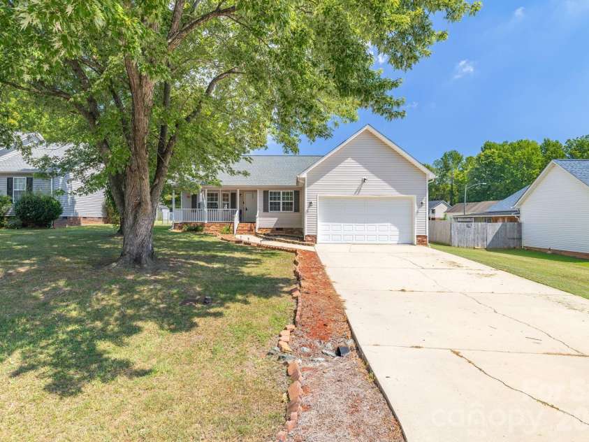 21 Oak Meadow Lane, Thomasville, NC 27360.  MLS# CAR4422187, YatesRealty ID 49316. 
