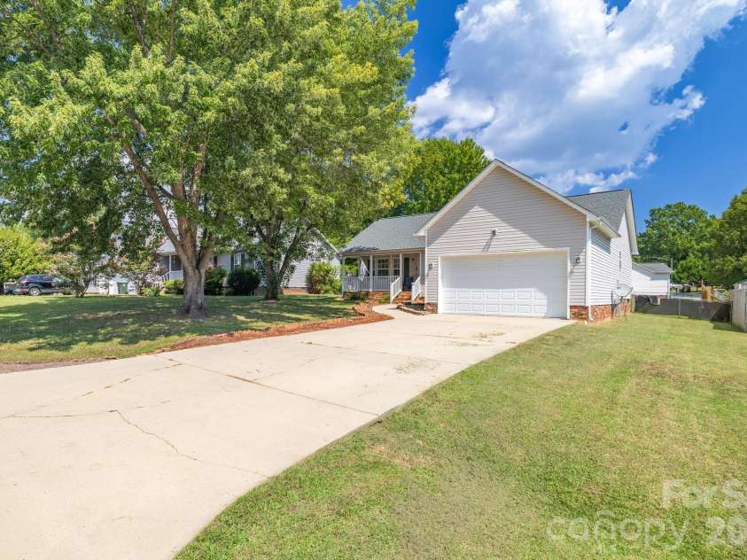 21 Oak Meadow Lane, Thomasville, NC 27360.  MLS# CAR4422187, YatesRealty ID 49316. 