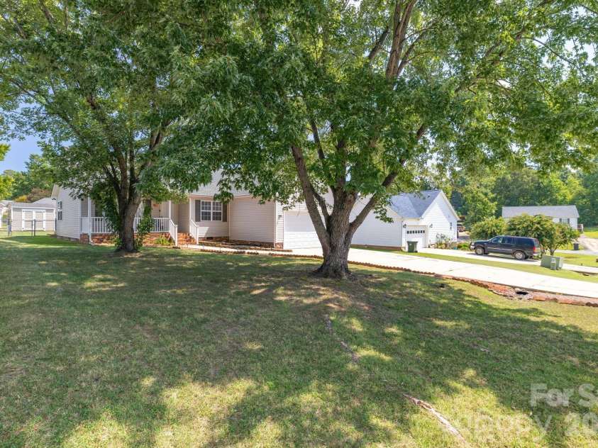 21 Oak Meadow Lane, Thomasville, NC 27360.  MLS# CAR4422187, YatesRealty ID 49316. 