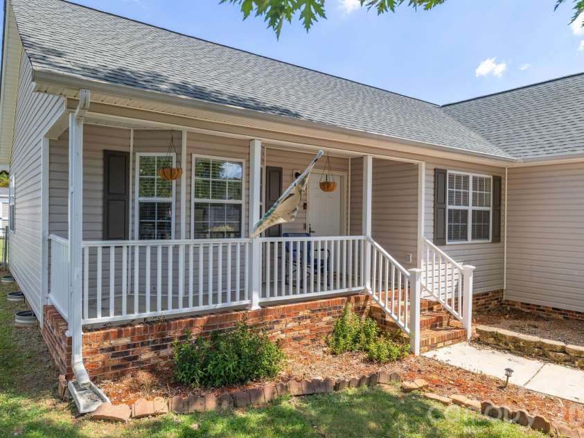 21 Oak Meadow Lane, Thomasville, NC 27360.  MLS# CAR4422187, YatesRealty ID 49316. 