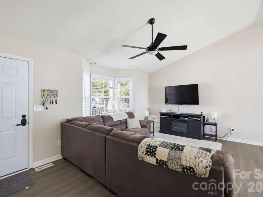 21 Oak Meadow Lane, Thomasville, NC 27360.  MLS# CAR4422187, YatesRealty ID 49316. 